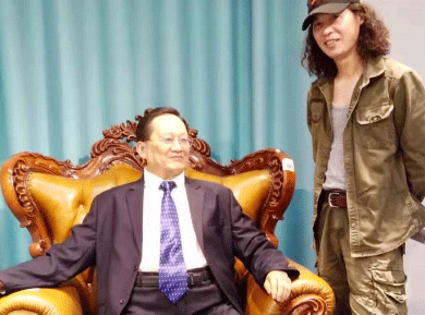 郭院長與金庸先生蠟像照.gif 郭院長與金庸先生蠟像照.gif