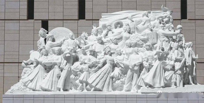 《追夢(mèng)》大型漢白玉組雕魯美創(chuàng)作.jpg 《追夢(mèng)》大型漢白玉組雕魯美創(chuàng)作.jpg